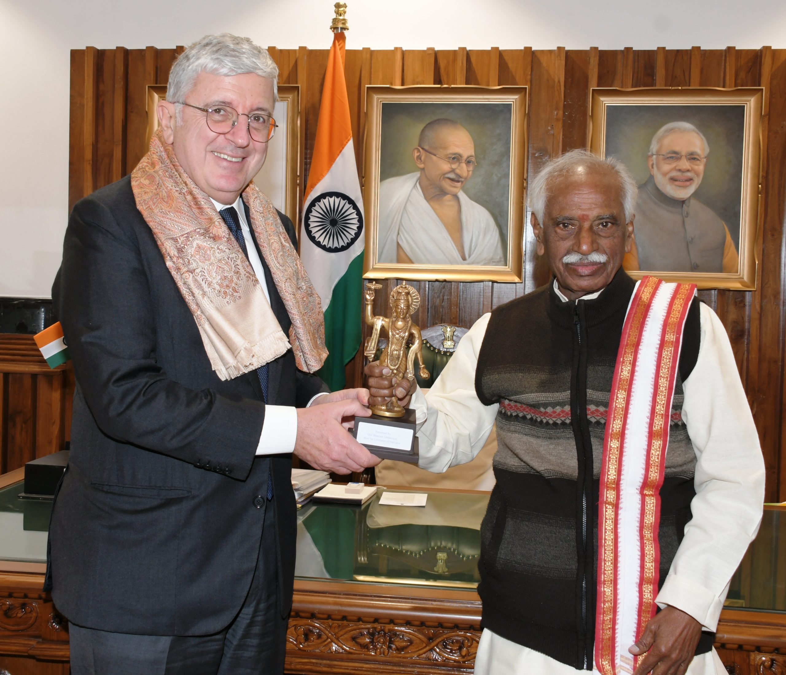 राज्यपाल श्री बंडारू दत्तात्रेय मंगलवार को राजभवन मे भारत मे इटली के राजदूत विनसेन्जो डी लुका को सम्मानित करते हुए