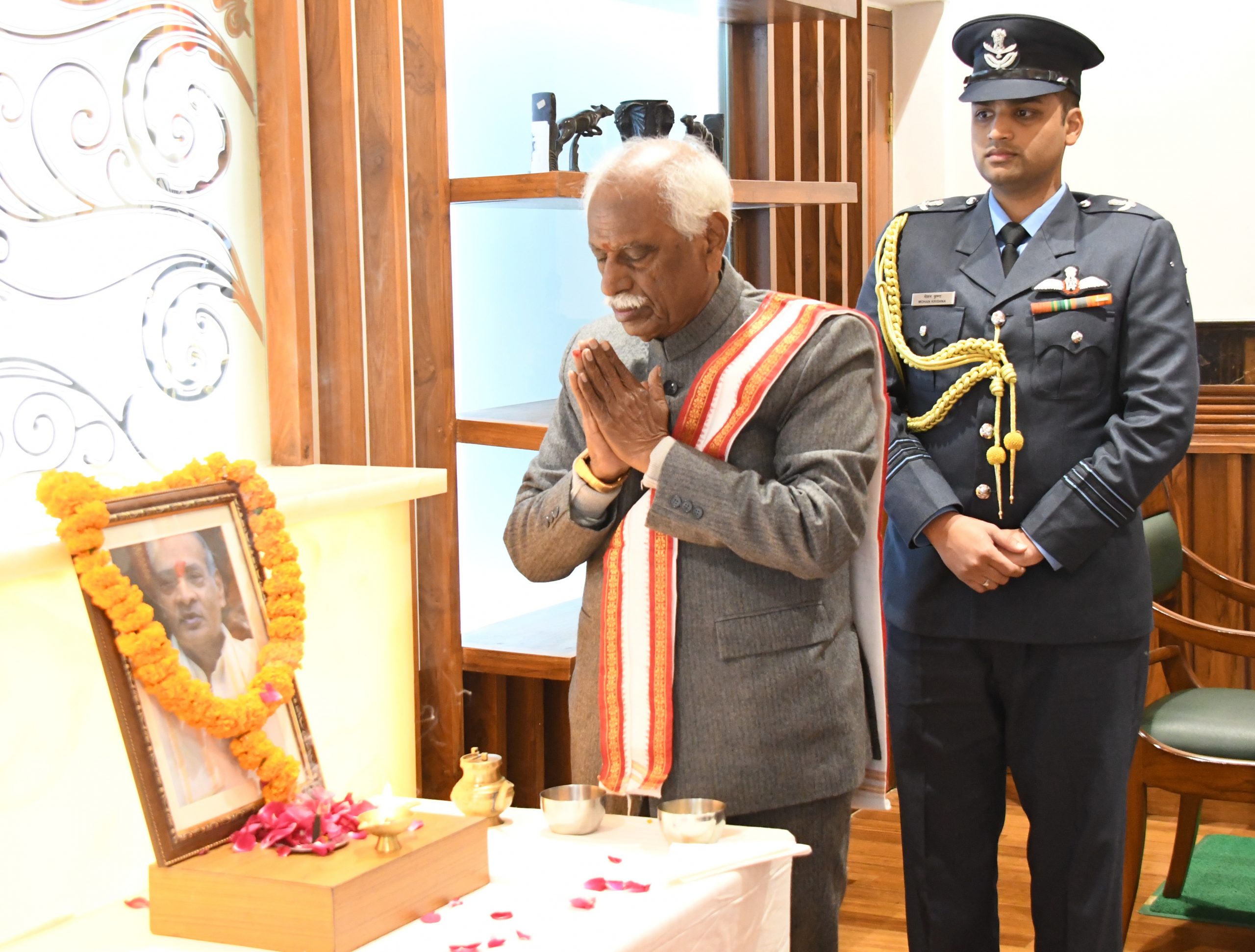 राज्यपाल श्री बंडारू दत्तात्रेय शक्रवार को राजभवन में पूर्व प्रधानमंत्री स्वर्गीय श्री पी.वी. नरसिम्हा राव की पुण्यतिथि पर उन्हें विनम्र श्रद्धांजलि अर्पित कर नमन करते हुए
