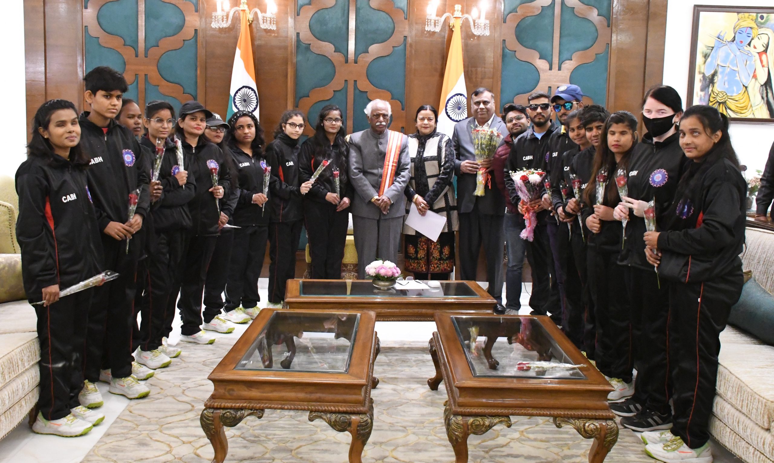 राज्यपाल श्री बंडारू दत्तात्रेय राजभवन में क्रिकेट ऐसोसिएशन फार दी बलाईन्ड इन हरियाणा की खिलाड़ियों से साथ चित्र समूह में