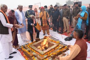 राज्यपाल श्री बंडारू दत्तात्रेय गांव जाटूसाना में महासंक्रान्ति के पर्व पर शिव मोहन गौशाला में आयोजित यज्ञ में पूर्णाहुति डालते हुए