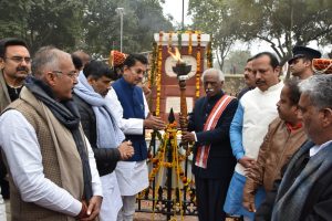 राज्यपाल श्री बंडारू दत्तात्रेय पानीपत के काला आम्ब में आयोजित मराठा शौर्य दिवस समारोह में शहीद स्मारक स्थल पर मशाल जलाते हुए