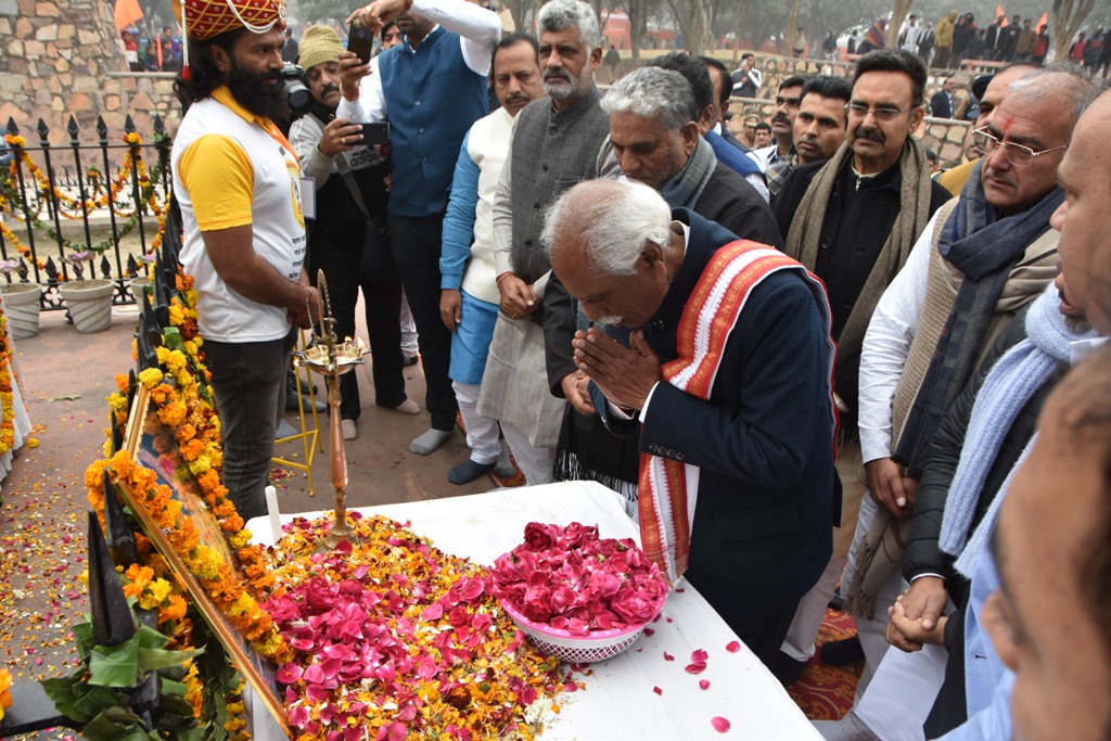 राज्यपाल श्री बंडारू दत्तात्रेय पानीपत के काला आम्ब में आयोजित मराठा शौर्य दिवस समारोह में शहीदों को नमन करते हुए