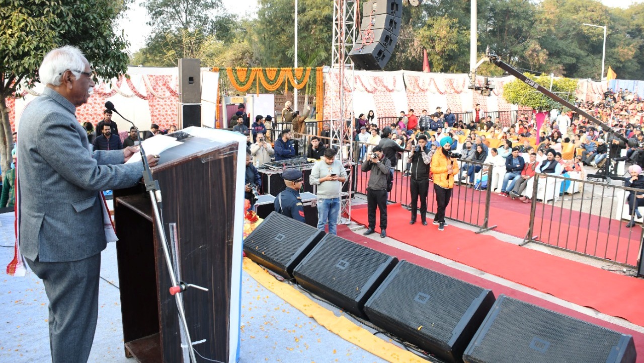 राज्यपाल श्री बंडारू दत्तात्रेय चण्डीगढ़ के सैक्टर-42 में आयोजित उत्तरायणी मेले में बोलते हुए