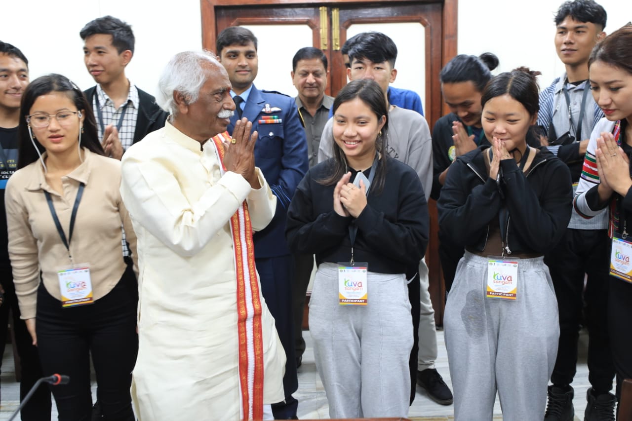 राज्यपाल श्री बंडारू दत्तात्रेय ने  हरियाणा भवन, नई दिल्ली में ‘‘एक भारत-श्रेष्ठ भारत‘‘ कार्यक्रम के तहत एनआईटी, मिजोरम और गवर्नमेंट आइजोल नॉर्थ कॉलेज के छात्रों और फैकल्टी सदस्यों के साथ समूह चित्र में।