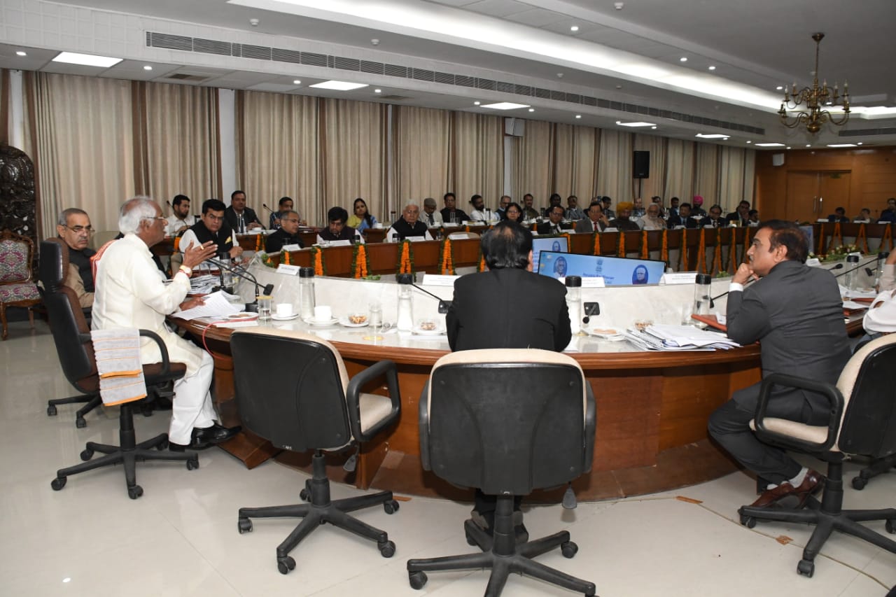 राज्यपाल श्री बंडारू दत्तात्रेय राजभवन में आयोजित निजी विश्वविद्यालयों के कुलपति व कुलसचिवों की बैठक लेते हुए