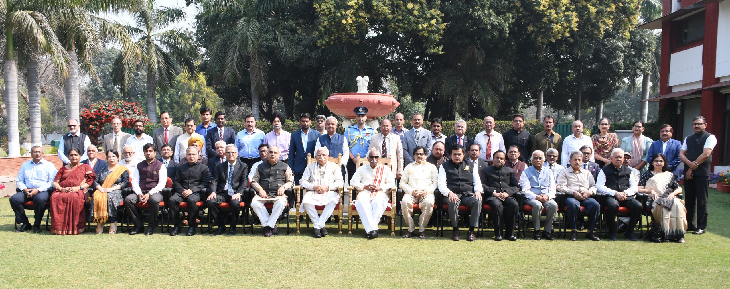 राज्यपाल श्री बंडारू दत्तात्रेय राजभवन में आयोजित निजी विश्वविद्यालयों के कुलपति व कुलसचिवों के साथ समूह चित्र