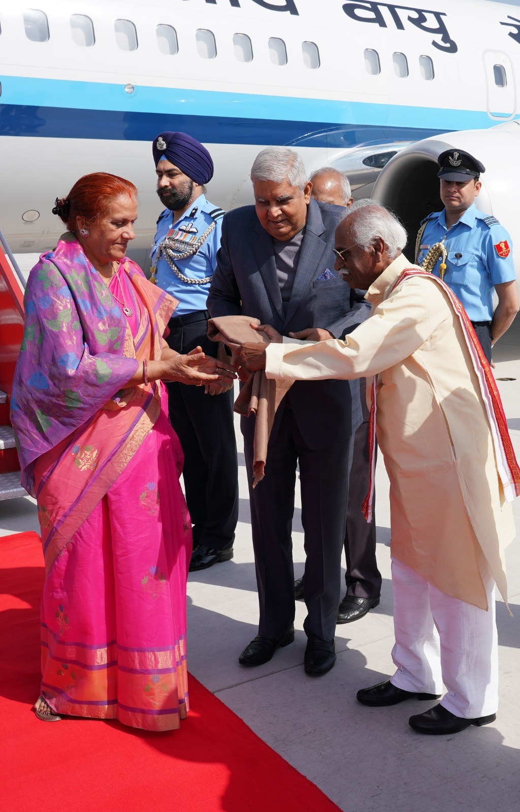 राज्यपाल श्री बंडारू दत्तात्रेय भारत के उप-राष्ट्रपति एवं पंजाब विश्वविद्यालय के कुलाधिपति श्री जगदीप धनखड़ व उनकी धर्मपत्नी श्रीमति सुदेश धनखड़ का चण्डीगढ़ हवाई अड्डे पर पधारने पर उनका स्वागत करते हुए