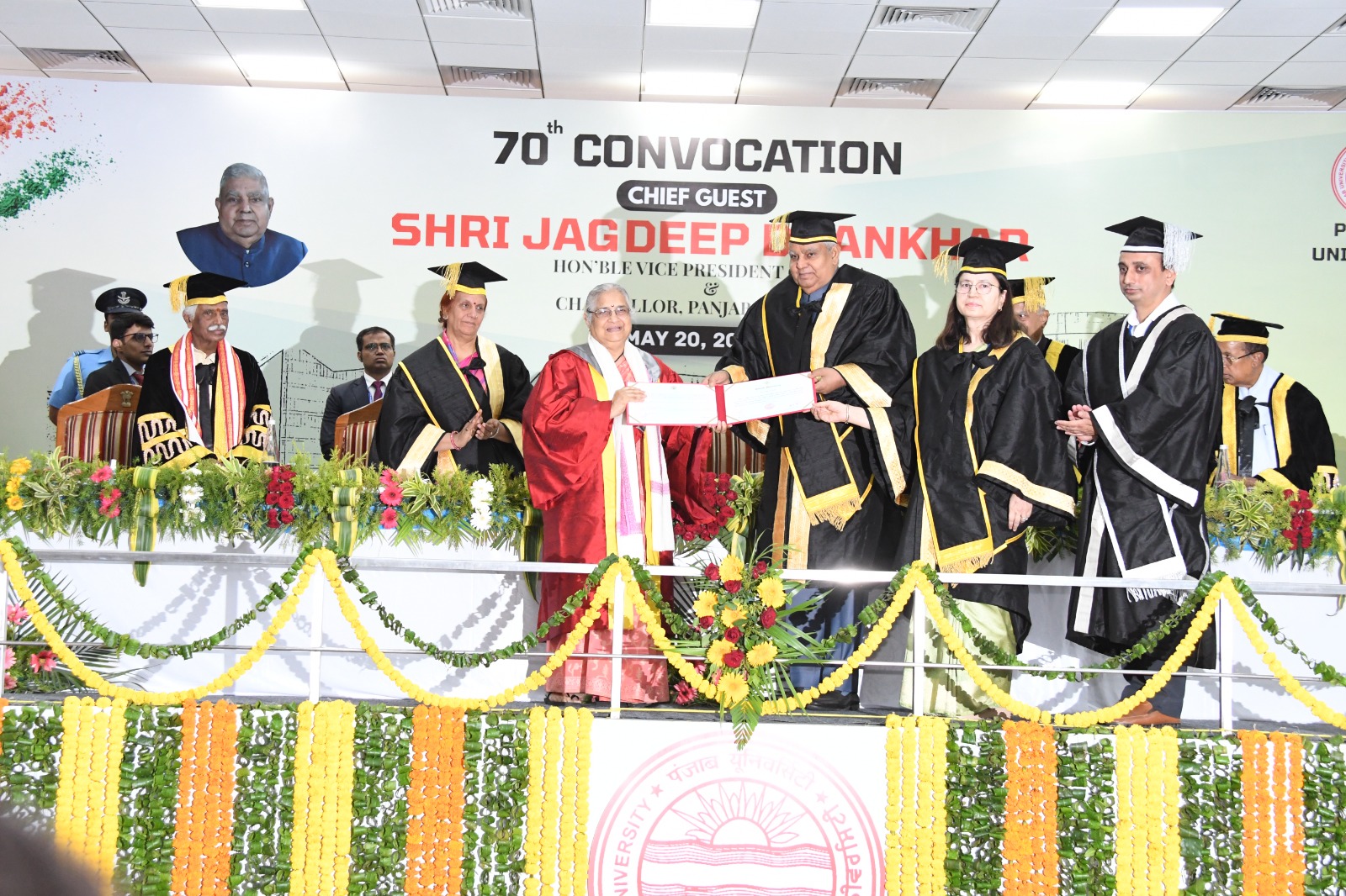 राज्यपाल श्री बंडारू दत्तात्रेय पंजाब विश्वविद्यालय, चण्डीगढ़ के 70वें दीक्षांत समारोह में भारत के उप-राष्ट्रपति एवं पंजाब विश्वविद्यालय के कुलाधिपति श्री जगदीप धनखड़ व उनकी धर्मपत्नी श्रीमति सुदेश धनखड़ के साथ कार्यक्रम में भाग लेते हुए
