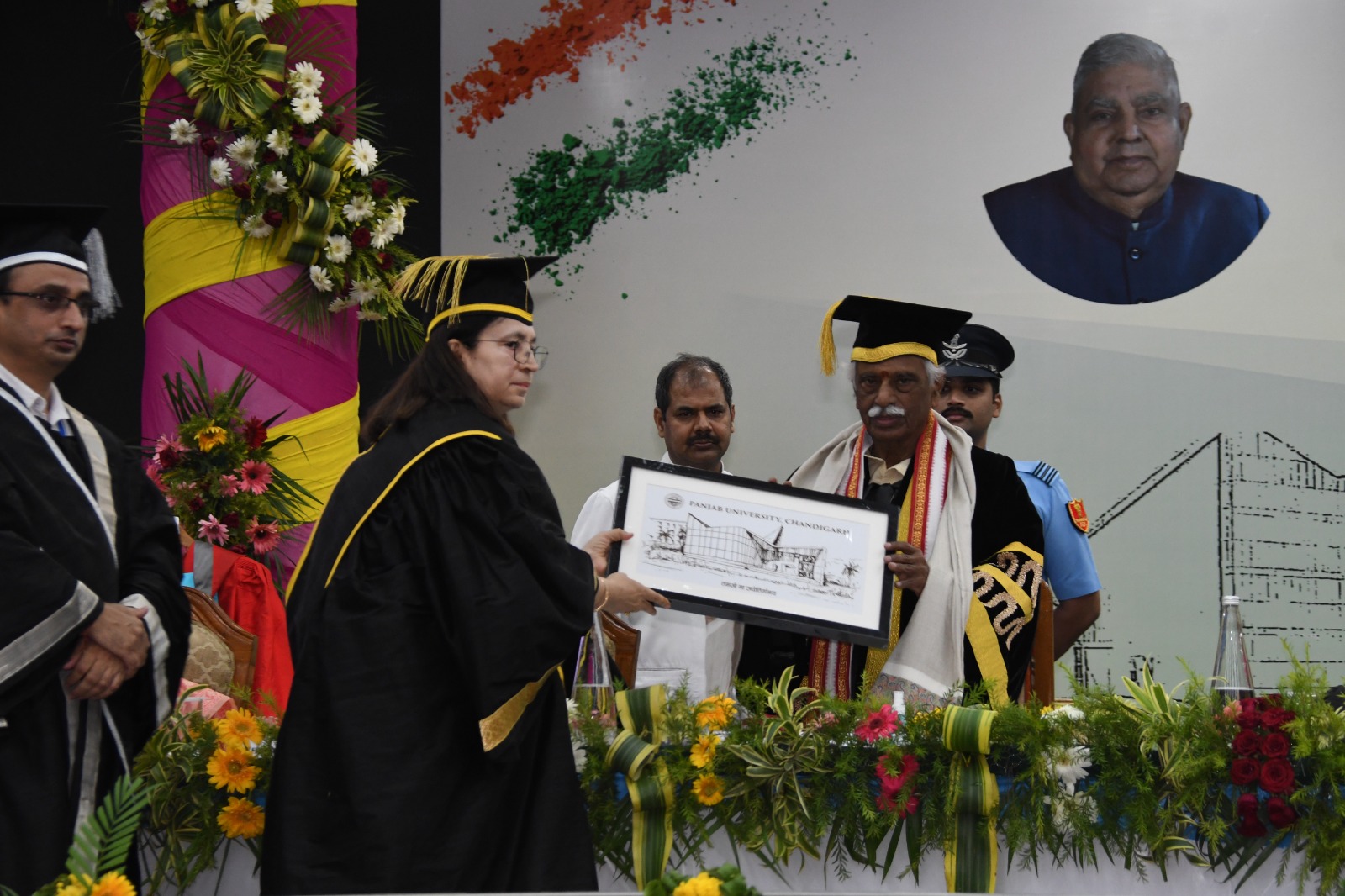 पंजाब विश्वविद्यालय, चण्डीगढ़ की कुलपति श्रीमति रेणु विज पंजाब विश्वविद्यालय के 70वें दीक्षांत समारोह में भारत के उप-राष्ट्रपति एवं पंजाब विश्वविद्यालय के कुलाधिपति श्री जगदीप धनखड की गरिमामय उपस्थिति में हरियाणा के राज्यपाल श्री बंडारू दत्तात्रेय को स्मृति चिन्ह भेंट कर उनका स्वागत करते हुए