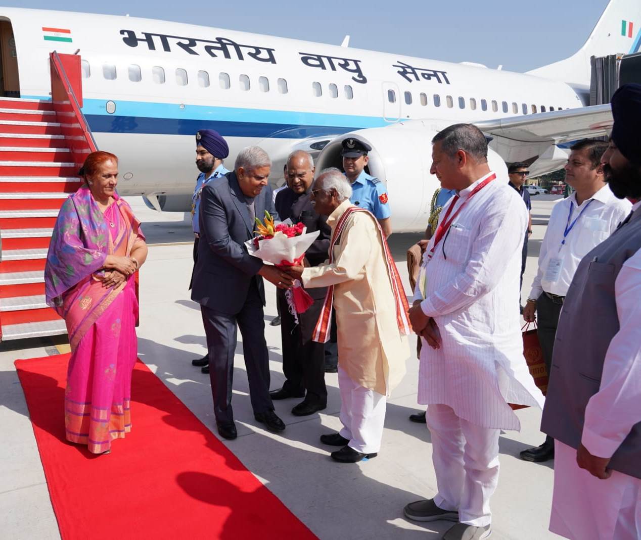 राज्यपाल श्री बंडारू दत्तात्रेय भारत के उप-राष्ट्रपति एवं पंजाब विश्वविद्यालय के कुलाधिपति श्री जगदीप धनखड़ व उनकी धर्मपत्नी श्रीमति सुदेश धनखड़ का चण्डीगढ़ हवाई अड्डे पर पधारने पर उनका स्वागत करते हुए