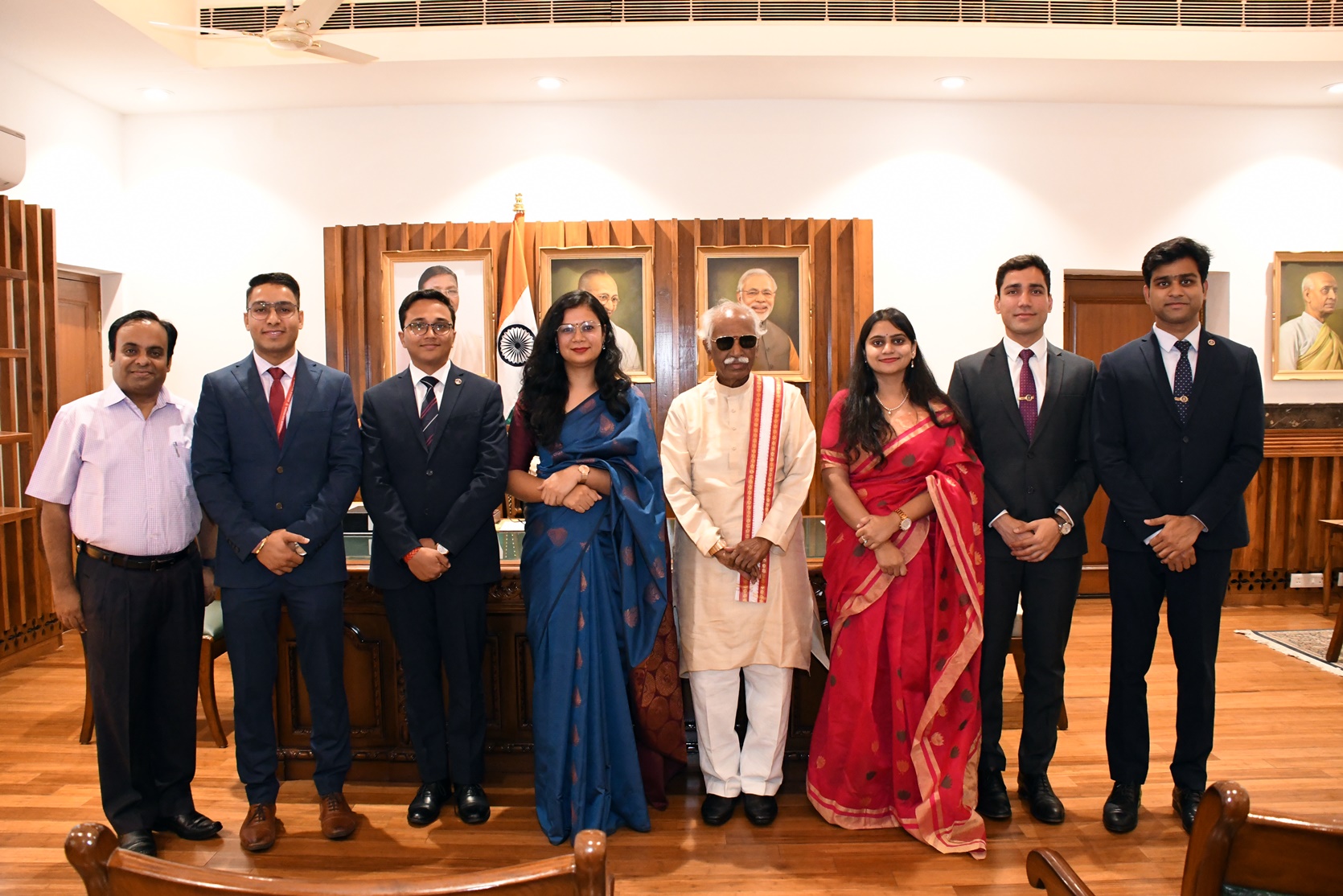 राज्यपाल श्री बंडारू दत्तात्रेय एवं  श्री अतुल द्विवेदी,सचिव राज्यपाल राजभवन में भारतीय प्रशासनिक सेवा के अधिकारियों के साथ समूह चित्र में