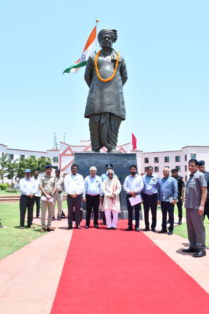 पूर्व उप प्रधान मंत्री जननायक चौ. देवी लाल जी की आदमकद प्रतिमा पर पुष्प अर्पित करने के उपरांत महामहिम राज्यपाल श्री बंडारू दत्तात्रेय व अन्य