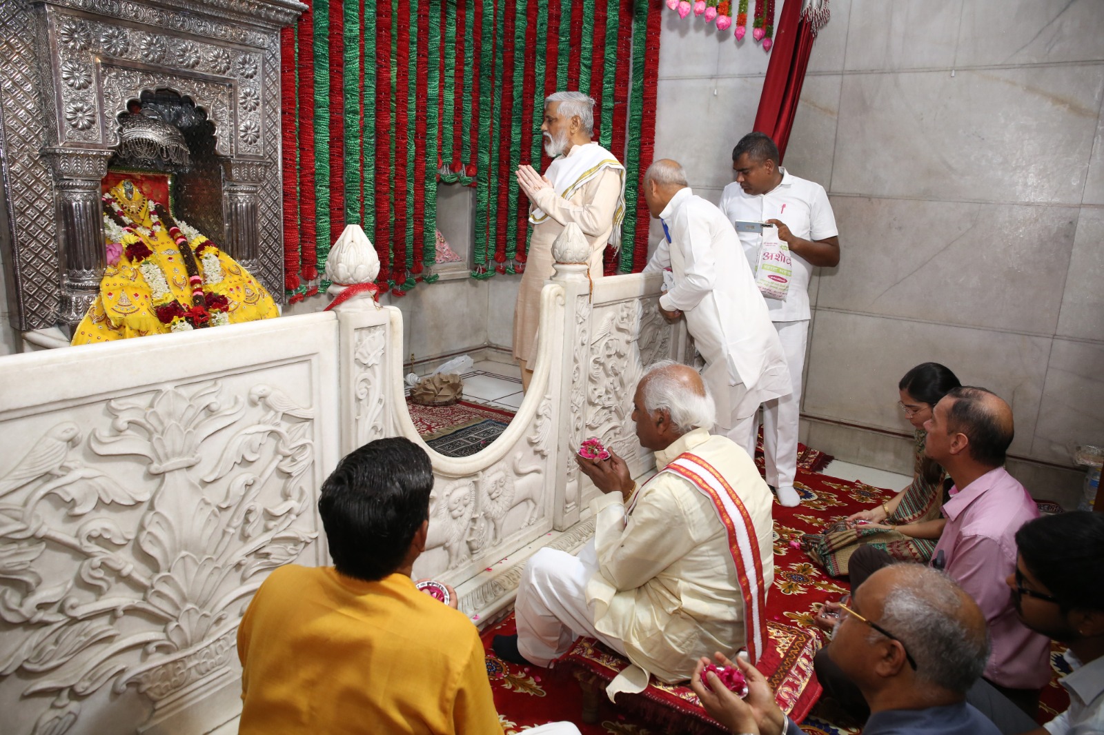 बेरी स्थित माता भीमेश्वरी देवी मंदिर में पूजा अर्चना करते हरियाणा के राज्यपाल बंडारू दत्तात्रेय।