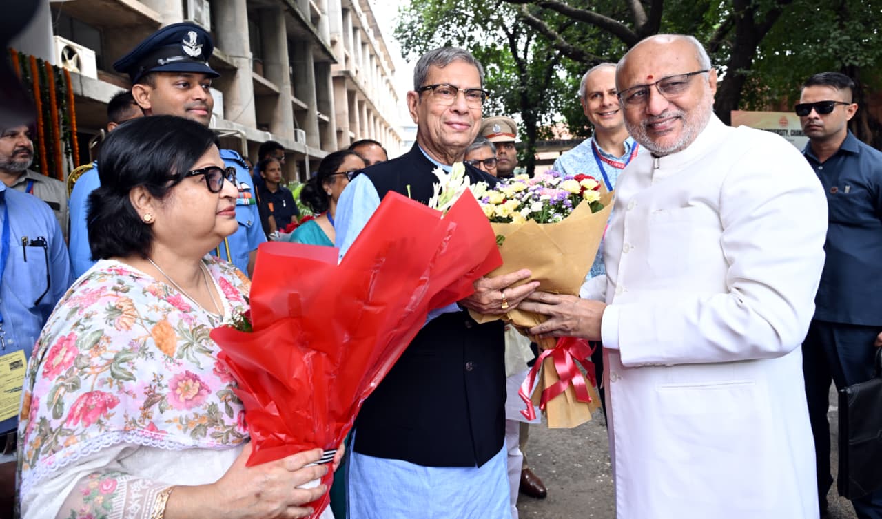 हरियाणा के राज्यपाल प्रो. असीम कुमार घोष 4 सितंबर, 2026 को चंडीगढ़ स्थित पंजाब यूनिवर्सिटी में भारत के उपराष्ट्रपति श्री सी.पी. राधाकृष्णन का स्वागत करते हुए। साथ में हैं, हरियाणा की प्रथम महिला श्रीमती मित्रा घोष।