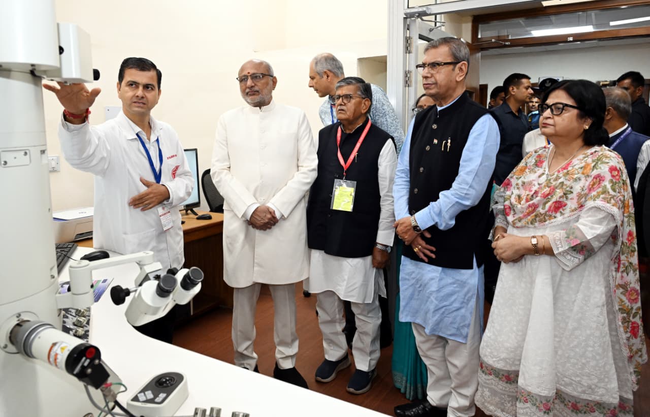 भारत के उपराष्ट्रपति श्री सी.पी. राधाकृष्णन, हरियाणा के राज्यपाल प्रो. असीम कुमार घोष और पंजाब के राज्यपाल श्री गुलाब चंद कटारिया 4 सितंबर, 2026 को चंडीगढ़ की पंजाब यूनिवर्सिटी में हाल ही में उद्घाटन की गई SAIF/CIL सुविधा का निरीक्षण करते हुए।