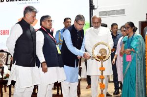 हरियाणा के राज्यपाल प्रो. असीम कुमार घोष 4 सितंबर, 2026 को चंडीगढ़ में भारत के उपराष्ट्रपति श्री सी.पी. राधाकृष्णन द्वारा पंजाब यूनिवर्सिटी में दो सुविधाओं के उद्घाटन के दौरान पारंपरिक दीप जलाते हुए। साथ में हैं, पंजाब के राज्यपाल श्री गुलाब चंद कटारिया।