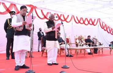 Governor Mr. Bandaru Dattatreya administering the oath of office to Dr. Kamal Gupta at Haryana Raj Bhavan