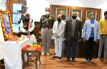 राज्यपाल श्री बंडारू दत्तात्रेय रविवार को राजभवन में राष्ट्रपिता महात्मा गाॅंधी जी के बलिदान दिवस पर दो मिन्ट को मौन रख श्रद्धाजंलि देते हुए