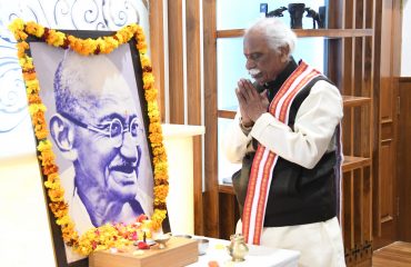 राज्यपाल श्री बंडारू दत्तात्रेय रविवार को राजभवन में राष्ट्रपिता महात्मा गाॅंधी जी के बलिदान दिवस पर उन्हे नमन करते हुए