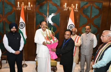 Shri Atul Dwvedi, IAS, Secretary to Hon'ble Governor Haryana welcoming Hon,ble Shri M. Venkaiah Naidu, Vice President of India at Haryan Raj Bhavan