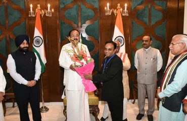 Shri Atul Dwvedi, IAS, Secretary to Hon'ble Governor Haryana welcoming Hon,ble Shri M. Venkaiah Naidu, Vice President of India at Haryan Raj Bhavan