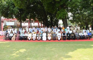 Shri Bandaru Dattatraya, Hon'ble Governor, Shri Manohar Lal, Hon'ble Chief Minister, Shri Atul Dwvedi, IAS welcoming of Hon,ble Shri M. Venkaiah Naidu, Vice President of India at Haryan Raj Bhavan