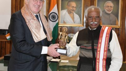 राज्यपाल श्री बंडारू दत्तात्रेय राजभवन मे भारत मे इटली के राजदूत विनसेन्जो डी लुका को सम्मानित करते हुए 13.12.2022