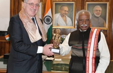 Governor Shri Bandaru Dattatraya honoured Ambassador Shri Vincenzo De Luca by presenting him a shawl and an idol of Lord Shri Krishna 13.12.2022