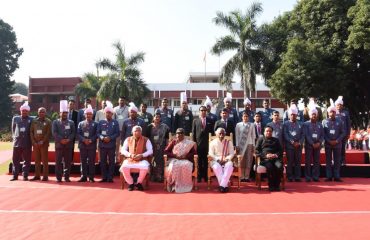 Hon'ble Smt. Droupadi Murmu President of India, Hon'ble Shri Bandaru Dattatraya, Hon'ble Shri Manohar Lal, Chief Minister, Shri Atul Dwivedi, IAS, Secretary to Governor photograph with staff of Haryana Raj Bhavan during visit of President of India on 29-30 Nov 2022