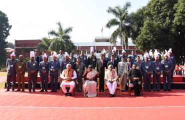 Hon'ble Smt. Droupadi Murmu President of India, Hon'ble Shri Bandaru Dattatraya, Hon'ble Shri Manohar Lal, Chief Minister, Shri Atul Dwivedi, IAS, Secretary to Governor photograph with staff of Haryana Raj Bhavan during visit of President of India on 29-30 Nov 2022