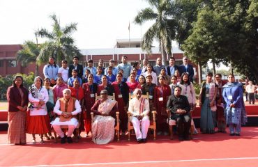 Hon'ble Smt. Droupadi Murmu President of India, Hon'ble Shri Bandaru Dattatraya, Hon'ble Shri Manohar Lal, Chief Minister, Shri Atul Dwivedi, IAS, Secretary to Governor with Ashha Workers, Women Wrestlers, Olympians and girl students photograph at Haryana Raj Bhavan during visit of President of India on 29-30 Nov 2022