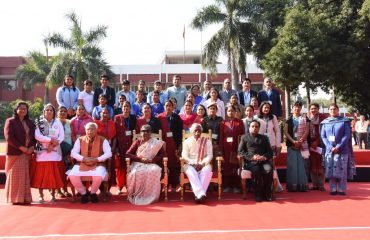 Hon'ble Smt. Droupadi Murmu President of India, Hon'ble Shri Bandaru Dattatraya, Hon'ble Shri Manohar Lal, Chief Minister, Shri Atul Dwivedi, IAS, Secretary to Governor with Ashha Workers, Women Wrestlers, Olympians and girl students photograph at Haryana Raj Bhavan during visit of President of India on 29-30 Nov 2022