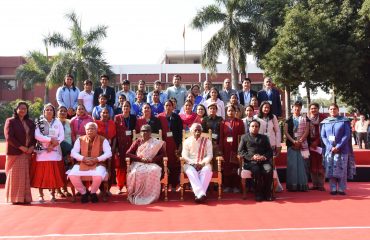 Hon'ble Smt. Droupadi Murmu President of India, Hon'ble Shri Bandaru Dattatraya, Hon'ble Shri Manohar Lal, Chief Minister, Shri Atul Dwivedi, IAS, Secretary to Governor with Ashha Workers, Women Wrestlers, Olympians and girl students photograph at Haryana Raj Bhavan during visit of President of India on 29-30 Nov 2022