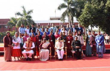 Hon'ble Smt. Droupadi Murmu President of India, Hon'ble Shri Bandaru Dattatraya, Hon'ble Shri Manohar Lal, Chief Minister, Shri Atul Dwivedi, IAS, Secretary to Governor with Ashha Workers, Women Wrestlers, Olympians and girl students photograph at Haryana Raj Bhavan during visit of President of India on 29-30 Nov 2022