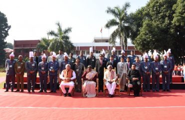 Hon'ble Smt. Droupadi Murmu President of India, Hon'ble Shri Bandaru Dattatraya, Hon'ble Shri Manohar Lal, Chief Minister, Shri Atul Dwivedi, IAS, Secretary to Governor with Ashha Workers, Women Wrestlers, Olympians and girl students photograph at Haryana Raj Bhavan during visit of President of India on 29-30 Nov 2022