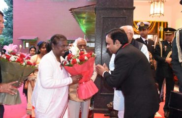 Shri Atul Dwivedi, IAS, Secretary to Governor welcoming of Hon'ble Smt. Droupadi Murmu President of India at Haryana Raj Bhavan on 29 Nov 2022