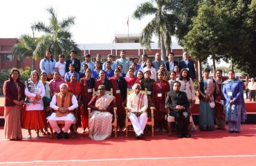 Hon'ble Shri Bandaru Dattatraya, Hon'ble Shri Manohar Lal, Chief Minister, Shri Atul Dwivedi, IAS, Secretary to Governor with Ashha Workers, Women Wrestlers, Olympians and girl students photograph at Haryana Raj Bhavan during visit of Hon'ble Smt. Droupadi Murmu President of India, on 29-30 Nov 2022