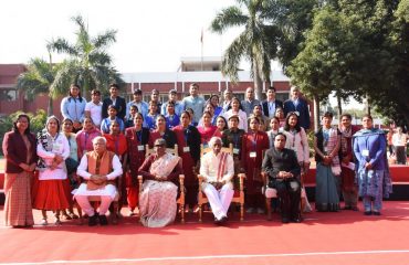 Hon'ble Smt. Droupadi Murmu President of India, Hon'ble Shri Bandaru Dattatraya, Hon'ble Shri Manohar Lal, Chief Minister, Shri Atul Dwivedi, IAS, Secretary to Governor with Ashha Workers, Women Wrestlers, Olympians and girl students photograph at Haryana Raj Bhavan during visit of President of India on 29-30 Nov 2022