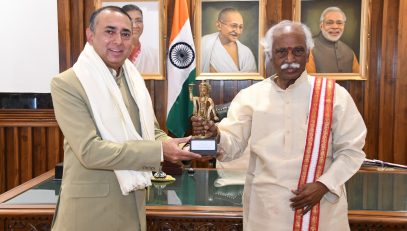 राज्यपाल श्री बंडारू दत्तात्रेय राजभवन मे लाइबेरिया के राजदूत श्री प्रदीप कुमार यादव को सम्मानित किया गया