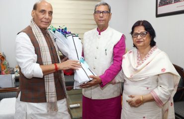 राज्यपाल प्रोफेसर असीम कुमार घोष ने रक्षा मंत्री श्री राजनाथ सिंह से शिष्टाचार भेंट की