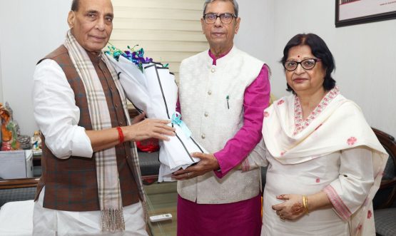 राज्यपाल प्रोफेसर असीम कुमार घोष ने रक्षा मंत्री श्री राजनाथ सिंह से शिष्टाचार भेंट की