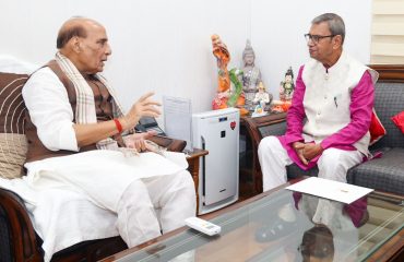 राज्यपाल प्रोफेसर असीम कुमार घोष ने रक्षा मंत्री श्री राजनाथ सिंह से शिष्टाचार भेंट की