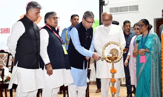 हरियाणा के राज्यपाल प्रो. असीम कुमार घोष 4 सितंबर, 2026 को चंडीगढ़ में भारत के उपराष्ट्रपति श्री सी.पी. राधाकृष्णन द्वारा पंजाब यूनिवर्सिटी में दो सुविधाओं के उद्घाटन के दौरान पारंपरिक दीप जलाते हुए। साथ में हैं, पंजाब के राज्यपाल श्री गुलाब चंद कटारिया।