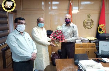 हरियाणा गौ सेवा आयोग के चेयरमैन श्री श्रवण कुमार गर्ग जी व हरियाणा के पुलिस महानिदेशक श्री मनोज कुमार यादव जी के बीच एक स्नेह भरी मुलाकात हुई। मुलाकात के दौरान गौ संवर्धन, काऊ टास्क फोर्स व अन्य कई विषयों पर विस्तार पूर्वक बातचीत हुई। इस अवसर पर एडीजीपी लॉ एंड ऑर्डरए हरियाणा गौ सेवा आयोग के सचिव डॉ कल्याण सिंह भी मौजूद रहे।