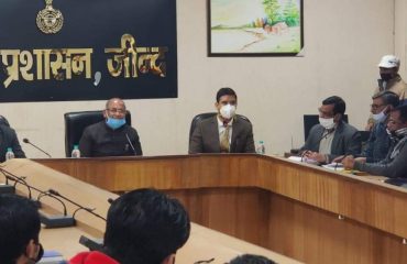 हरियाणा गौ सेवा आयोग के चेयरमैन, श्री श्रवण कुमार गर्ग जी की अध्यक्षता में आज जिला जींद प्रशासन की एक बैठक जिला लघु सचिवालय के कांफ्रेंस हॉल में हुई। जिसमें जिला उपयुक्त, जींद श्री आदित्य दहिया जी विशेष रूप से मौजूद रहे। हरियाणा गौ सेवा आयोग के सचिव, डॉ कल्याण सिंह जी, सदस्य व जिला प्रभारी, डॉ राज सैनी जी समेत जिला के कई अधिकारी मौजूद रहे। बैठक के दौरान जिला सड़कों को बेसहारा गोवंश से मुक्त करने, नस्ल सुधार, गौशालाओं में बायो गैस, सोलर प्लांट लगवाने, नई गौशालाओं के निर्माण व विस्तार बारे विस्तृत चर्चा हुई।