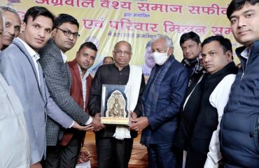 Under the aegis of the Aggarwal Vaishya Samaj in Safidon, Abhinandan and family meeting was organized. In which Mr. Shravan Kumar, Chairman of Haryana Gau Seva Aayog, arrived as a very special guest.