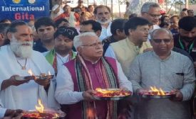 Hon'ble Chief Minister Shri Manohar Lal Ji, Maha Mandleshwar, Geeta Manishi Shri Gyananandji Maharaj, Shri Shrawan Kumar Garg Chairman, Haryana Gau Seva Aayog, performing Aarti. & worshiping god.