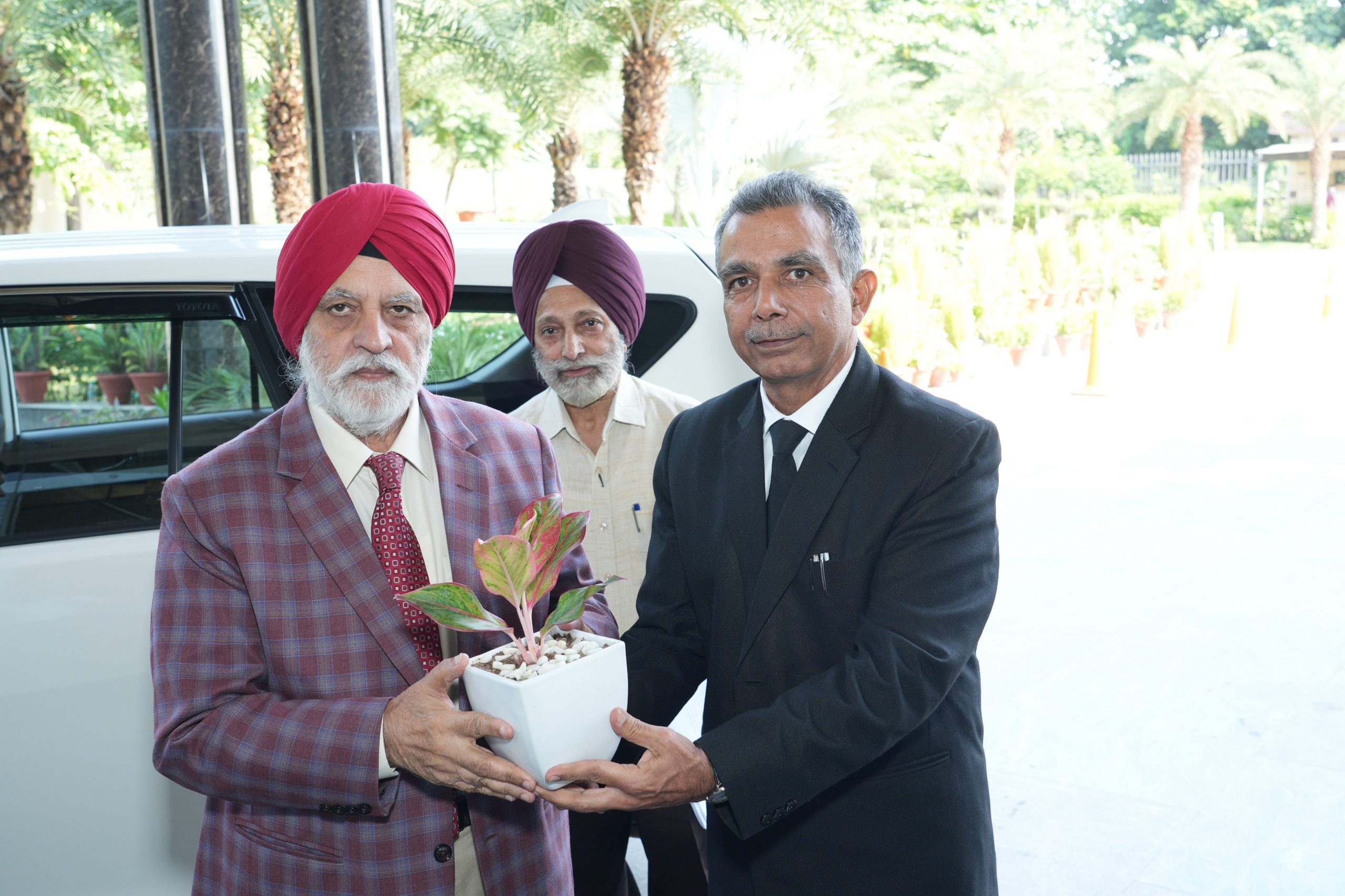 Sh. Sanjay Hooda, Director of Prosecution(General),Haryana welcoming Justice Sh. H.S. Bhalla (Retd.) in ‘One Day Workshop on New Criminal Law Bills’ held on 14.10.2023 at PWD Guest House, Panchkula