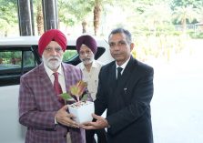 Sh. Sanjay Hooda, Director of Prosecution(General),Haryana welcoming Justice Sh. H.S. Bhalla (Retd.) in ‘One Day Workshop on New Criminal Law Bills’ held on 14.10.2023 at PWD Guest House, Panchkula;?>