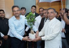 Sh. Sanjay Hooda, Director, Prosecution Department, Haryana presenting flower pot to Worthy Additional Chief secretary to Government, Haryana Administrative of Justice Department, Haryana;?>